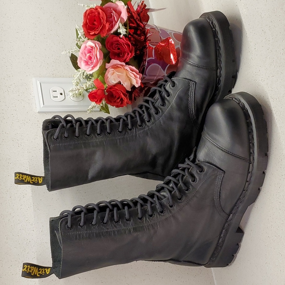 Mens DR. MARTENS AIRWAIR combat boots (sz 12)